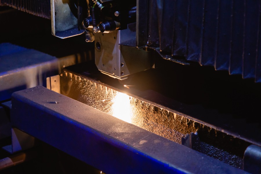 Rodzaje materiałów obrabianych laserowo: Jakie możliwości dają usługi cięcia laserem?